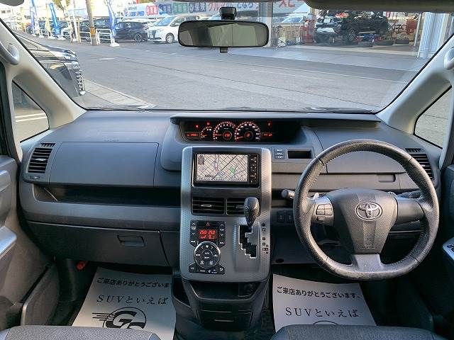 Toyota VOXY 2013-06 185269-1