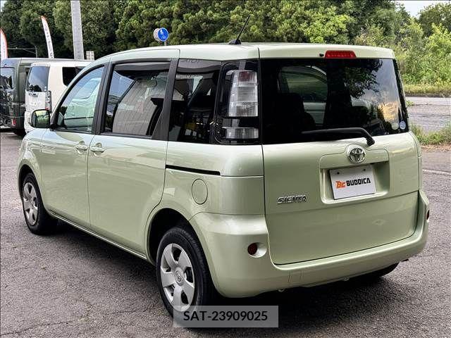 Toyota SIENTA 2011-08 352358-7