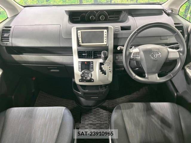 Toyota VOXY 2010-09 370515-1