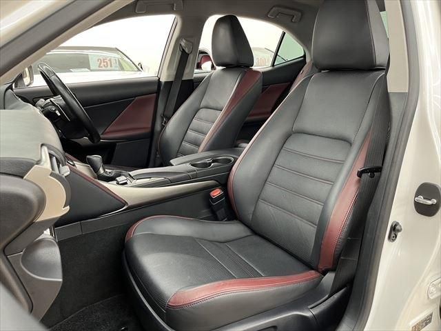 Lexus IS 2016-11 17999-19