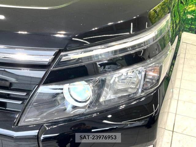 Toyota VOXY 2014-07 329588-12