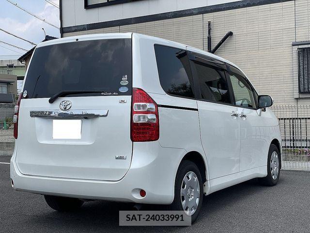 Toyota NOAH 2010-12 365085-4