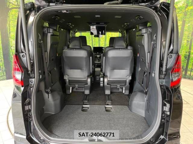 Toyota NOAH HYBRID 2023-01 336610-11