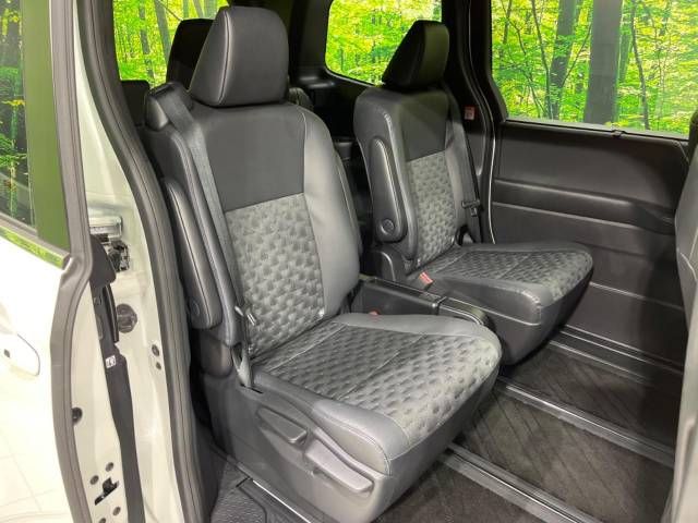 Toyota VOXY 2022-04 14363-9