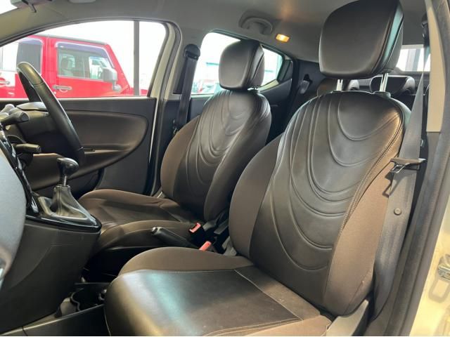 Chrysler YPSILON 2012-12 10335-1