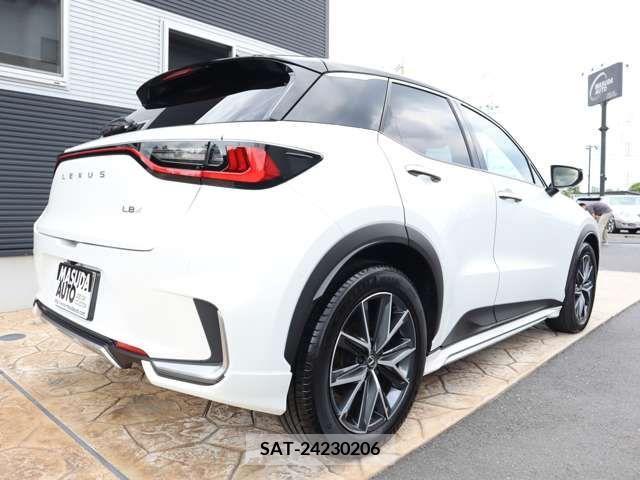 Lexus LBX 2024-01 362845-6