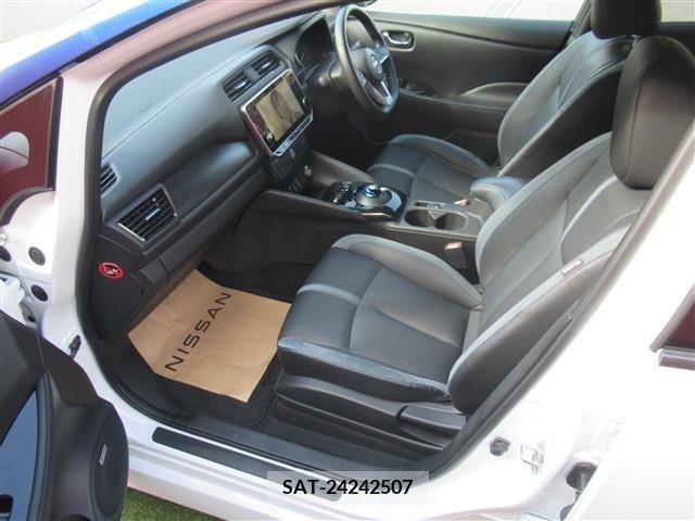 Nissan LEAF 2022-05 210980-5