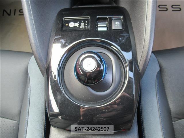 Nissan LEAF 2022-05 210980-11