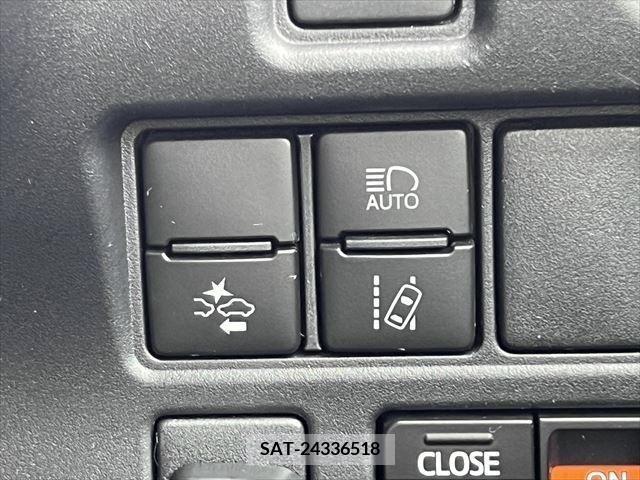 Toyota VOXY 2017-10 321533-6