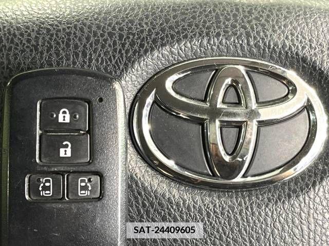 Toyota NOAH 2015-04 383696-6