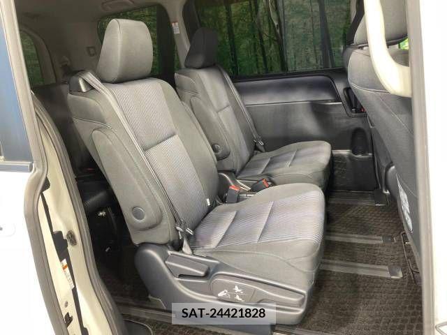 Toyota NOAH 2015-11 335878-9