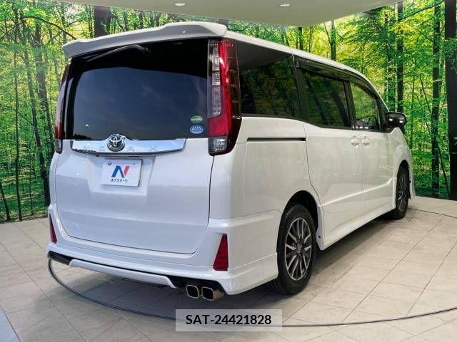 Toyota NOAH 2015-11 335878-18