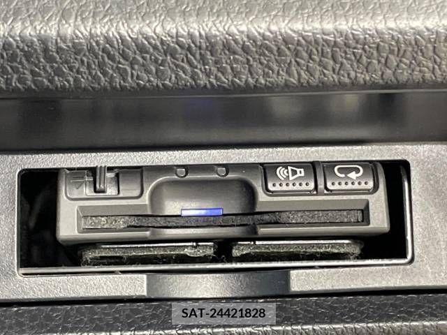 Toyota NOAH 2015-11 335878-5