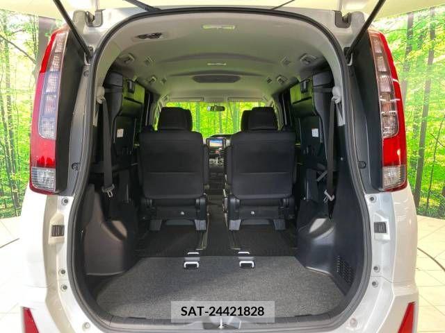 Toyota NOAH 2015-11 335878-11