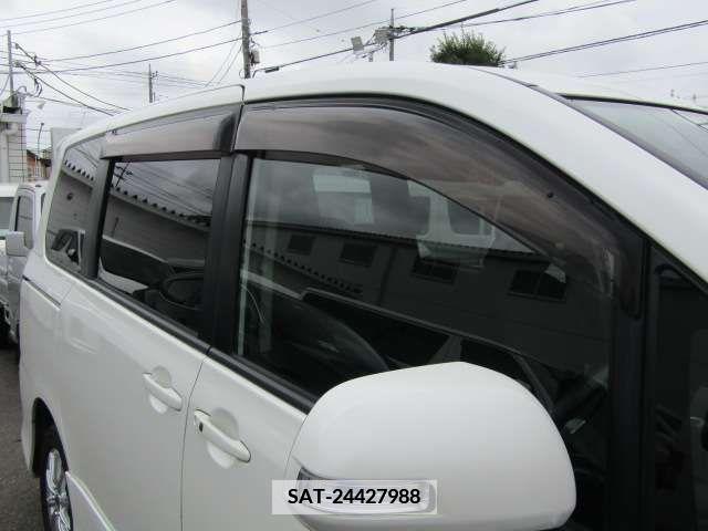 Toyota VOXY 2007-01 385429-18