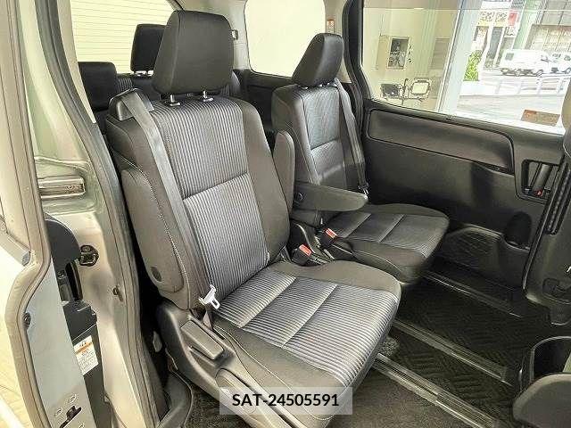Toyota VOXY 2014-10 326467-8