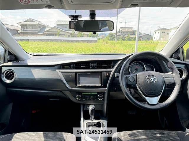 Toyota AURIS 2013-08 341559-1