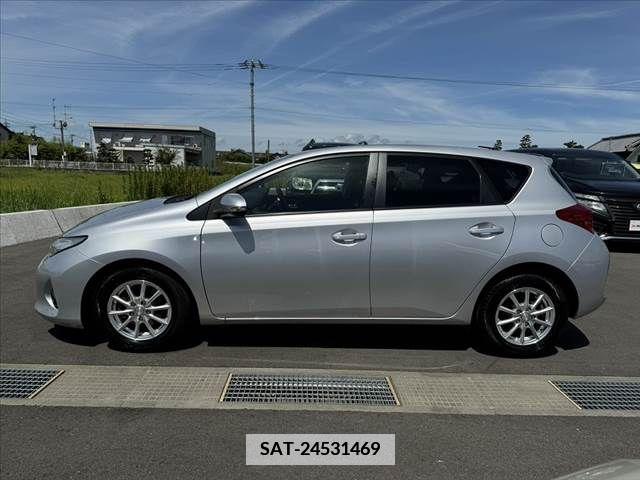 Toyota AURIS 2013-08 341559-11