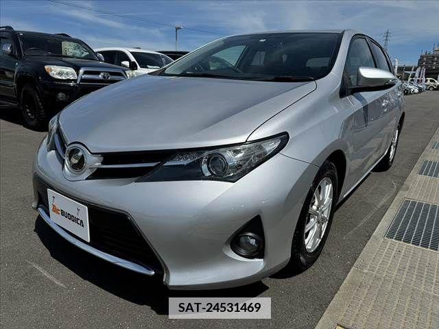 Toyota AURIS 2013-08 341559-9