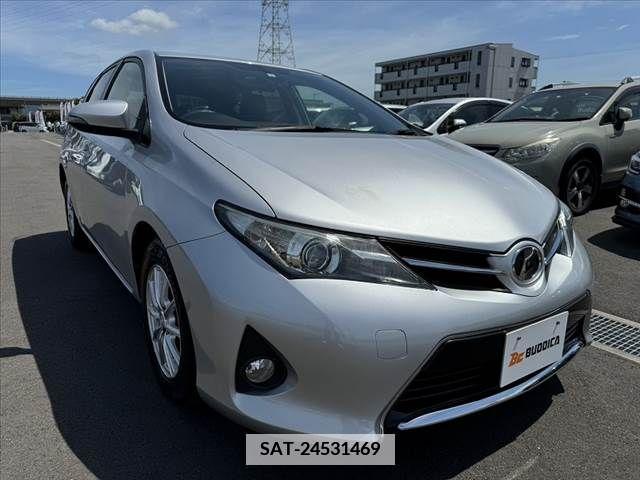 Toyota AURIS 2013-08 341559-7