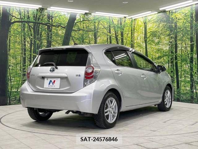 Toyota AQUA 2012-08 251464-17