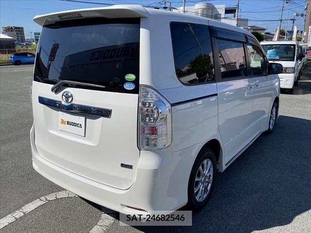 Toyota VOXY 2013-06 321349-12