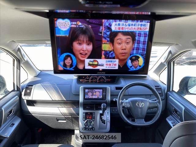 Toyota VOXY 2013-06 321349-1