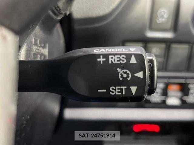 Toyota NOAH 2017-09 385015-6