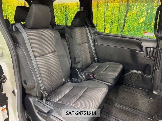 Toyota NOAH 2017-09 385015-9