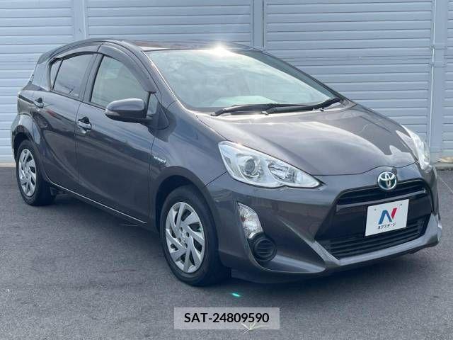 Toyota AQUA 2015-07 389347-16