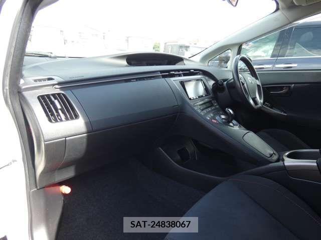 Toyota PRIUS 2013-01 393398-10