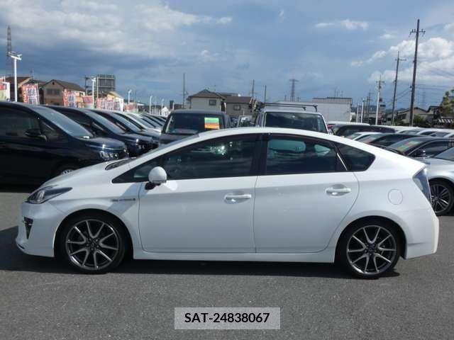 Toyota PRIUS 2013-01 393398-5