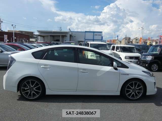 Toyota PRIUS 2013-01 393398-4