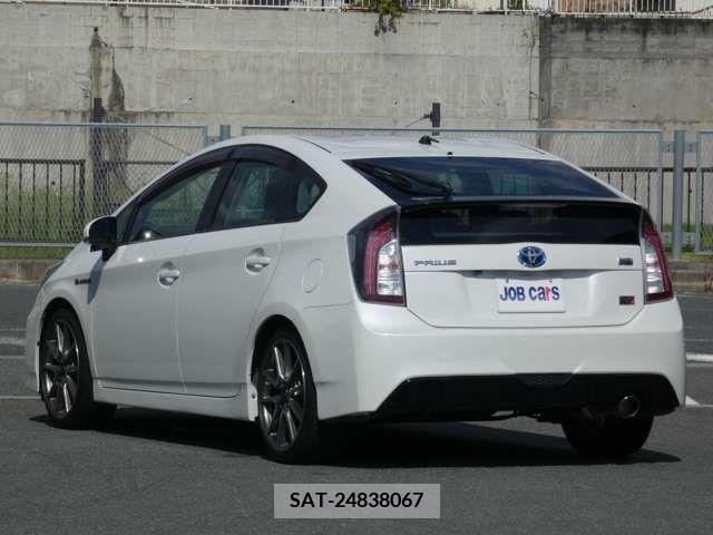 Toyota PRIUS 2013-01 393398-3