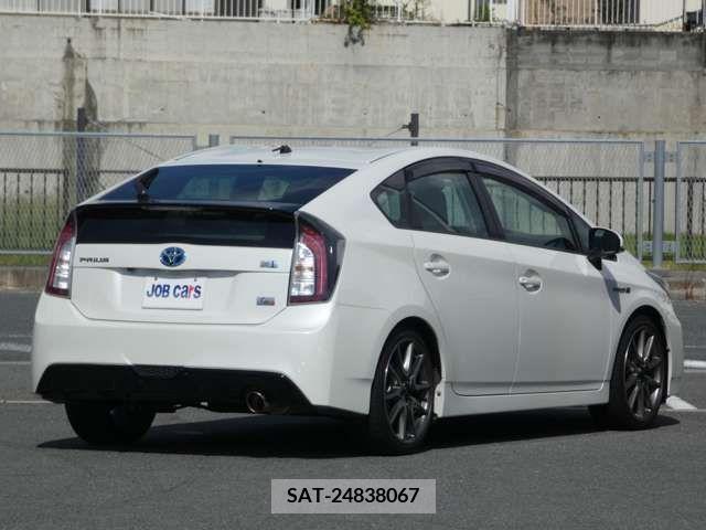 Toyota PRIUS 2013-01 393398-2