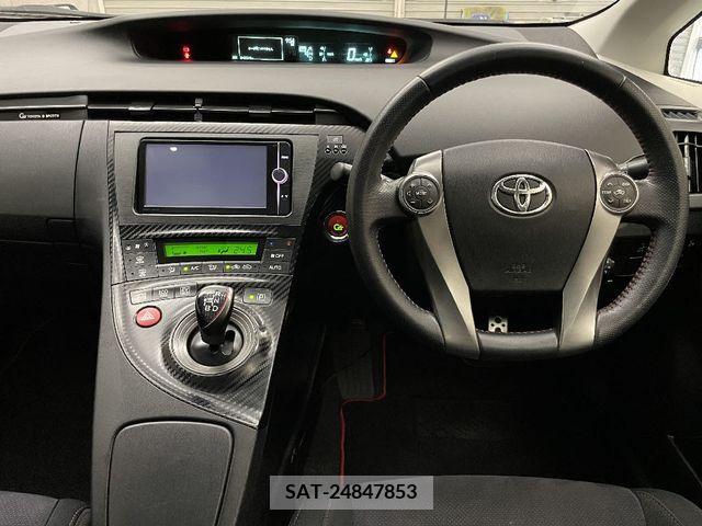 Toyota PRIUS 2013-08 240667-1