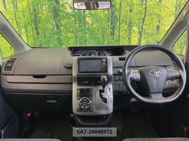Toyota VOXY 2011-10 338027-1