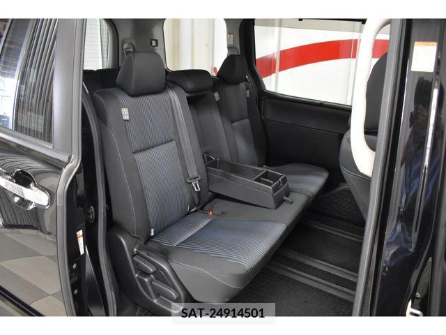 Toyota VOXY 2015-11 370516-8