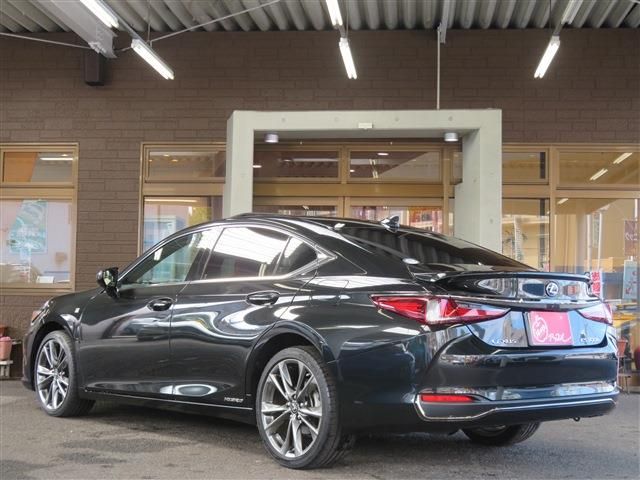 Lexus ES 2019-02 12915-1