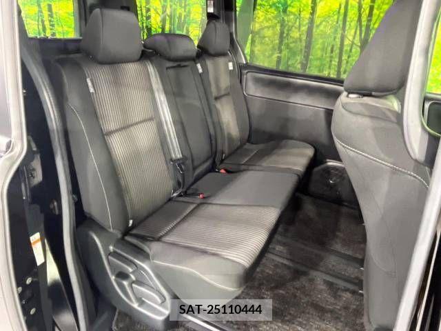 Toyota VOXY 2019-05 370421-10