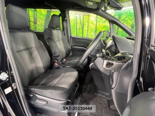 Toyota VOXY 2019-05 370421-9