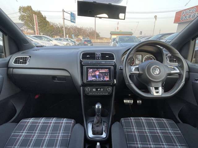 VolksWagen POLO 2012-09 8673-17