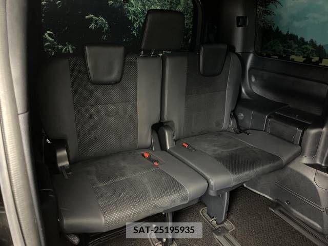 Toyota VOXY 2021-08 370494-9