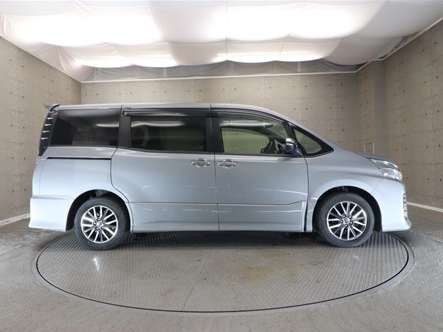 Toyota VOXY 2014-12 18386-21