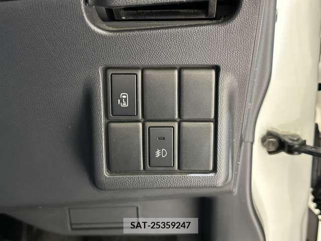 Nissan ROOX 2011-04 218477-17