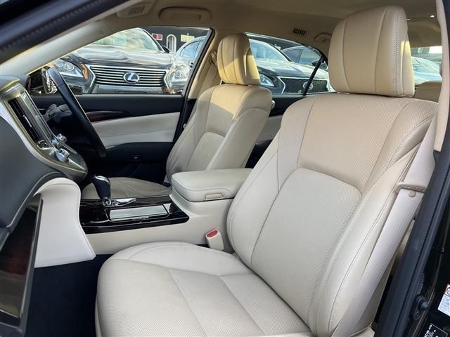 Toyota CROWN SEDAN 2017-10 184638-18