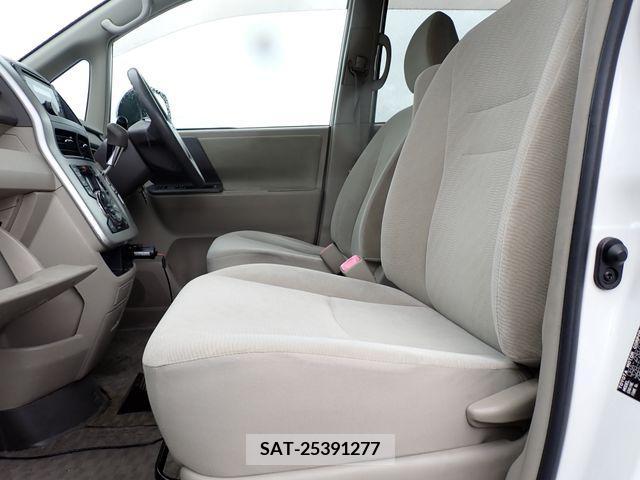 Toyota NOAH 2011-06 377565-13