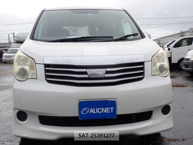 Toyota NOAH 2011-06 377565-3