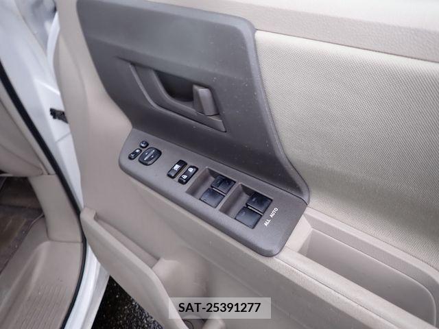 Toyota NOAH 2011-06 377565-12