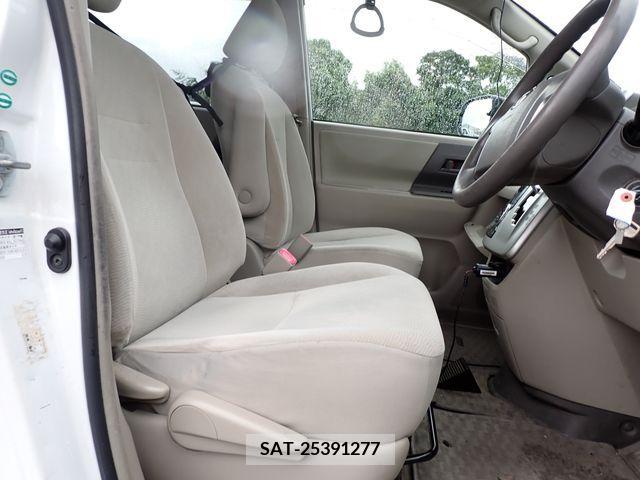 Toyota NOAH 2011-06 377565-11
